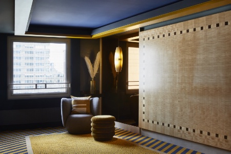 Couloir ultra cosy pour contraster avec la vue sur les tours voisines. Couloir ultra cosy pour contraster avec la vue sur les tours voisines.