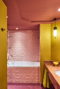 Salle de bains parée de céramique graphique rose asymétrique, en accord avec les vasques en marbre d'origine, qui ont été conservées. Salle de bains parée de céramique graphique rose asymétrique, en accord avec les vasques en marbre d'origine, qui ont été conservées.