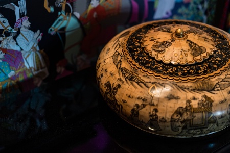 Philippe Rousse, le propriétaire, a chiné divers objets à travers le monde. Ici, un globe venant d'un château situé à Oxfordshire (Grande-Bretagne).