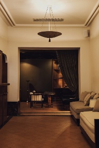 Le lobby, élégant et tamisé.