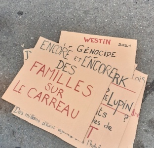 Préparation des pancartes des manifestants, devant les portes du Westin Paris Vendôme (1er).