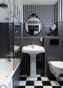 Salle de bains en noir et blanc, avec priorité donnée à la lumière du jour. Salle de bains en noir et blanc, avec priorité donnée à la lumière du jour.