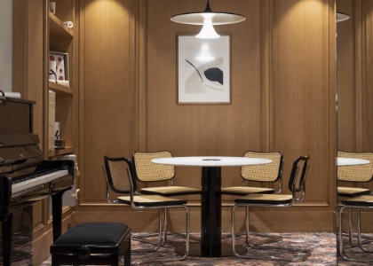 Dans la bibliothèque, des prises électriques dissimulées au centre de la table ronde permettent de travailler ou recharger un téléphone. Dans la bibliothèque, des prises électriques dissimulées au centre de la table ronde permettent de travailler ou recharger un téléphone.