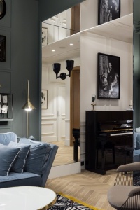 Un lobby où tous les styles se mélangent : assises Knoll, piano noir, jeux de miroirs, objets chinés… Un lobby où tous les styles se mélangent : assises Knoll, piano noir, jeux de miroirs, objets chinés…