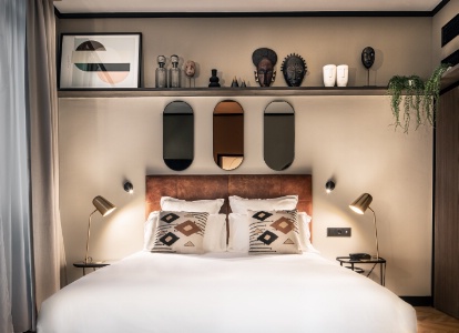 La chambre Aubagne évoque voyage et confort cosy.