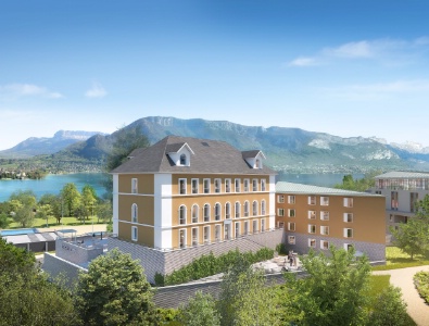 L'hôtel Le Pélican dispose d'une vue sur le lac d'Annecy.