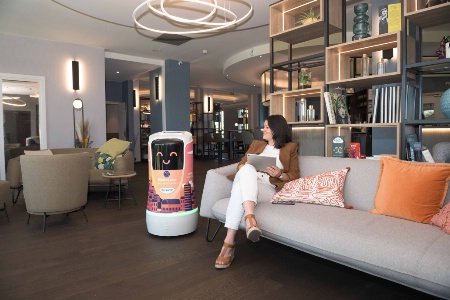 Un robot se charge du room service au Campanile de Lyon-Bron.