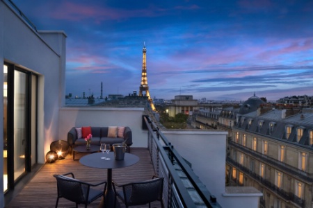 Vue imprenable sur la tour Eiffel depuis le rooftop du Canopy by Hilton Trocadero.