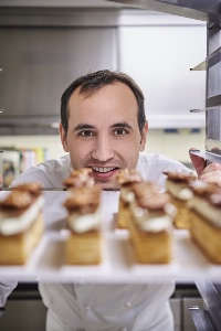 François Perret a imaginé des pâtisseries faciles à porter, transporter et manger dans la rue...