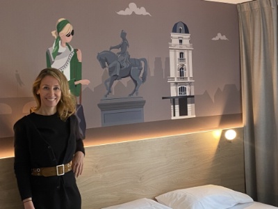 Ondine Jallerat. gérante du Kyriad Direct Orléans Ouest, apprécie l'autonomie qu'elle a pour chacune de ses décisions.