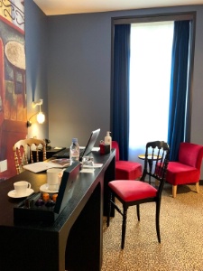 L'une des chambres bureau à l'hôtel Les Théâtres.