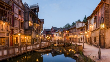 L'hôtel a été imaginé par le scénographe Thierry Rétif et l'architecte Philippe Augacos,