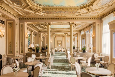 La salle rénovée du Café de la Paix, à Paris.