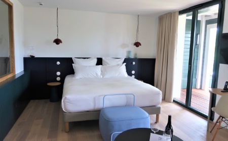 L'une des chambres de l'hôtel, avec terrasse et salle de bain vitrée