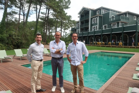 De gauche à droite : Arnaud Séhébiade, directeur des établissements du Sud-Ouest, Frédéric Biousse et Guillaume Foucher, les cofondateurs de la collection des Domaines de Fontenille.