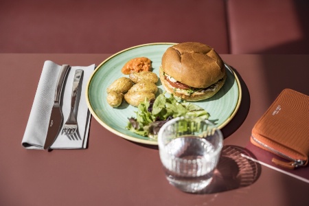 Okko Hotels propose désormais une offre de petite restauration au sein de ses établissements.