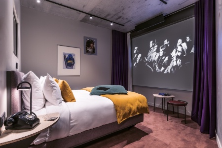 L'une des 34 chambres du Paradiso (avec projection sur la fenêtre).