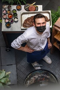 Rémy Bérerd, le chef du Roch, propose des grillades comme en vacances, à deux pas des Tuileries.