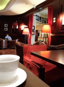 L'espace Wojo de l'hôtel Pont Royal, à Paris (VIIe), est installé dans le bar aux allures de club anglais.