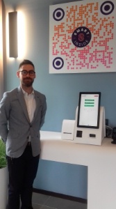 Borne connectée pour le check-in, QR code donnant accès à la web app… : 'Le client a le choix entre le parcours connecté ou classique', assure Alexandre Bourgeot, le directeur de l'hôtel.