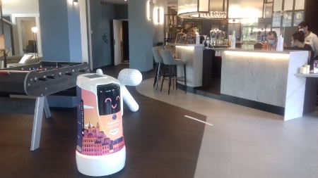 Un petit robot totalement autonome assure le room service. Une première en Europe !