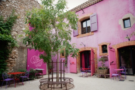 Le Village Castigno Wine Hotel & Resort dans le village d'Assignan revêt les couleurs du vin.