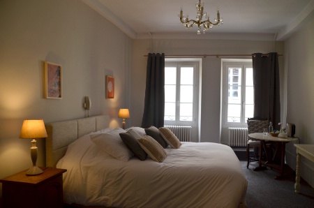 Sur les quinze chambres, cinq ont été entièrement rénovées, et les autres ont été relookées en home staging.
