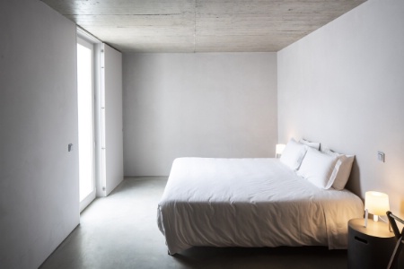 L'hôtel Casa Na Terra propose des chambres aux lignes épurées.