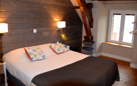 Sur les 35 chambres rénovées, Le Relais des Lacs a développé 4 chambres romantiques (comme ici), 4 chambres familiales, deux chambres communicantes et le reste en standard.