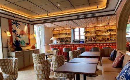 Le grand salon et son bar totalement repensés.