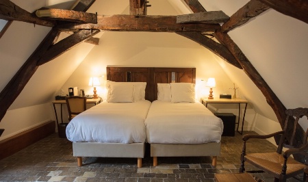 L'hôtel Les Remparts Hôtels et Demeures Historiques, qui abrite des murs et fondations du XVIe et XVIIe, propose 12 chambres et suites orientées séjours d'exception pour une clientèle souhaitant un accueil 100 % personnalisé.