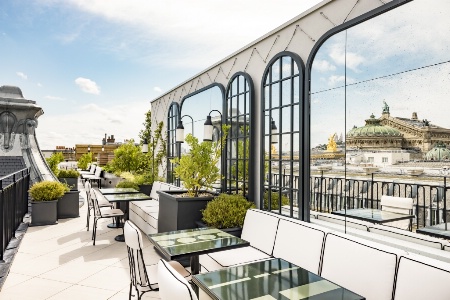 De grands miroirs ont été installés sur le rooftop du Kimpton Saint Honoré. pour multiplier les jeux de perspectives.