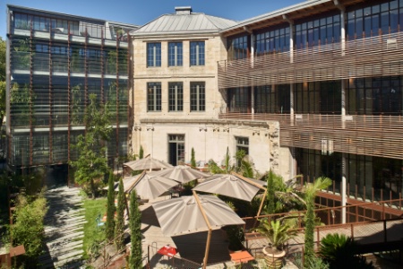 Les trois ailes du bâtiment, dont deux nouvelles, entourent le jardin-terrasse de l'hôtel La Zoologie.