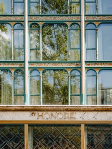 Motifs géométriques et floraux ornent la façade classée du Kimpton St Honoré Paris.