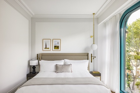 Une suite Collection, avec sa grande baie vitrée donnant sur le boulevard des Capucines.