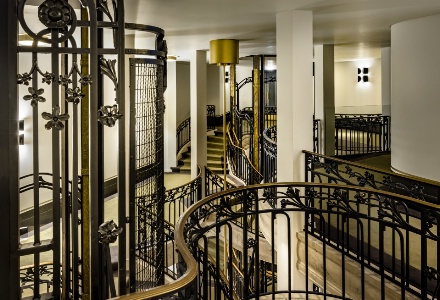 L'escalier du Kimpton Saint Honoré est doté de multiples balcons à chaque demi-niveau.
