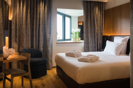 L'une des 101 chambres de l'hôtel 4 étoiles Le Pélican, à Annecy (Haute-Savoie).