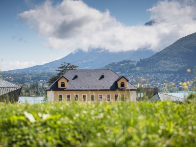 Le Pélican (propriété du groupe familial PVG), hôtel 4 étoiles de 101 chambres, est situés sur le bord du lac d'Annecy.