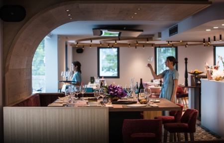 Le restaurant Ô Bon Bec propose une cuisine contemporaine et cosmopolite à partir de produits locaux.