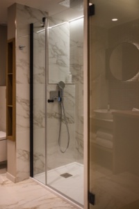 L'une des salles de bains de l'hôtel Le Pélican.