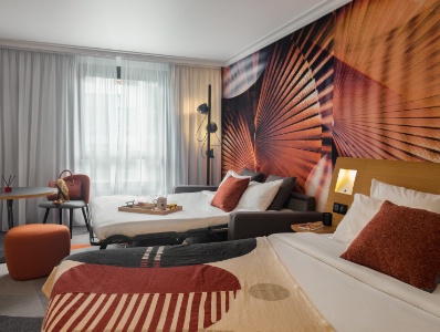 Des tons chaleureux ont été privilégiés pour les chambres de l'l'hôtel Novotel Paris Vaugirard Montparnasse .