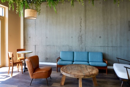 La décoration imaginée par Stella Cadente Studio permet aux espaces communs d'être à la fois confortables et modulables.