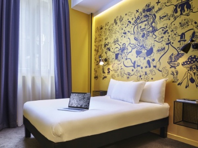 Le thème New School décore les chambres du rez-de-chaussée de l'Ibis Styles Paris Gare de l'Est Magenta.
