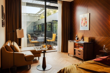 Chambre exécutive avec vue sur le patio arboré de l'hôtel Madame Rêve.