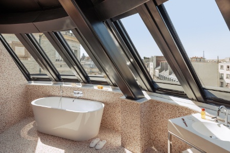 Salle de bains de la suite Deluxe de l'hôtel Madame Rêve.