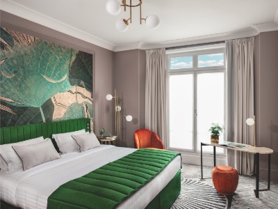 La tapisserie en tête de lit a été réalisée spécialement pour le M Social Hotel Paris Opera.