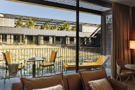 Chambre exécutive avec vue sur jardin de l'hôtel Madame Rêve.