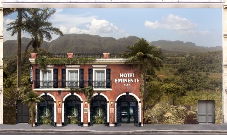 Pour créer le décor de l'hôtel Eminente, une façade éphémère en bois a été dressée.