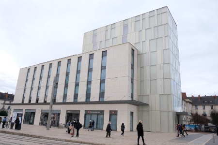 Le nouvel hôtel Hilton Garden Inn ouvert, en 2021, à l'entrée du centre-ville de Tours. Le nouvel hôtel Hilton Garden Inn ouvert, en 2021, à l'entrée du centre-ville de Tours.