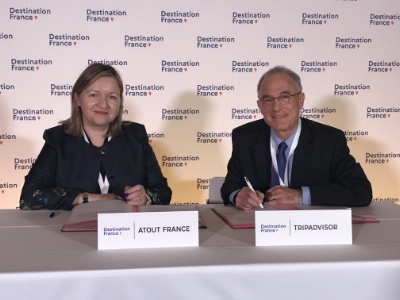Caroline Leboucher, directrice générale d'Atout France, Steve Kaufer, directeur général de Tripadvisor lors de la signature du partenariat. Caroline Leboucher, directrice générale d'Atout France, Steve Kaufer, directeur général de Tripadvisor lors de la signature du partenariat.